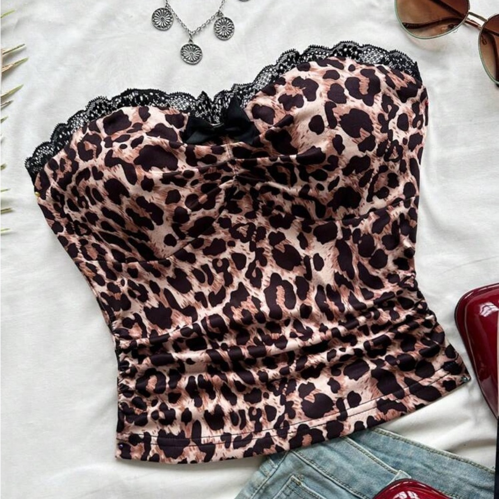 🛍️☀️ 3/$10 Leopard Print Strapless Top with Lace Trim ☀️🛍️